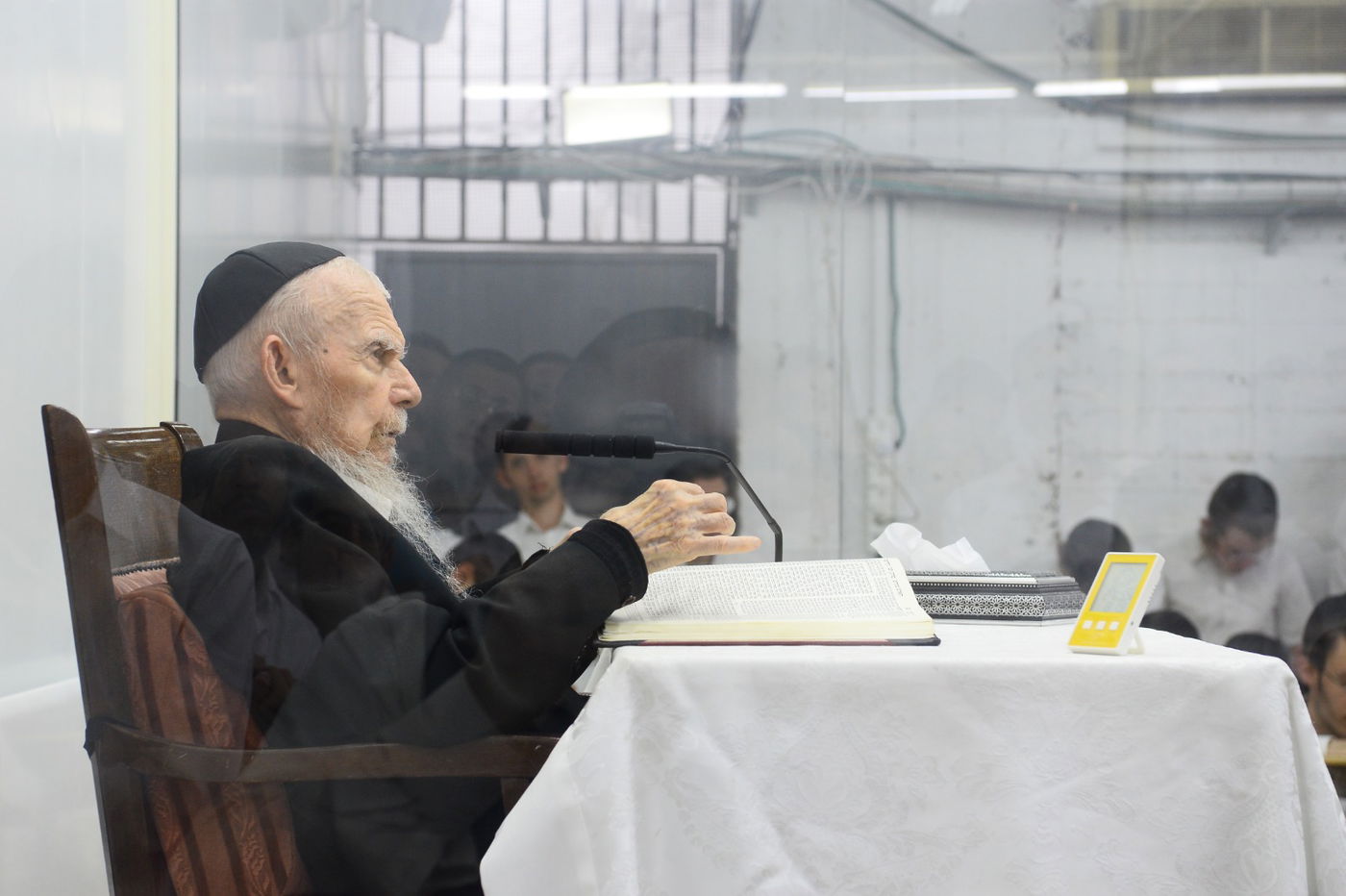 תיעוד מרהיב: נשיא המועצת בן ה-99 במסירת שיעור כללי