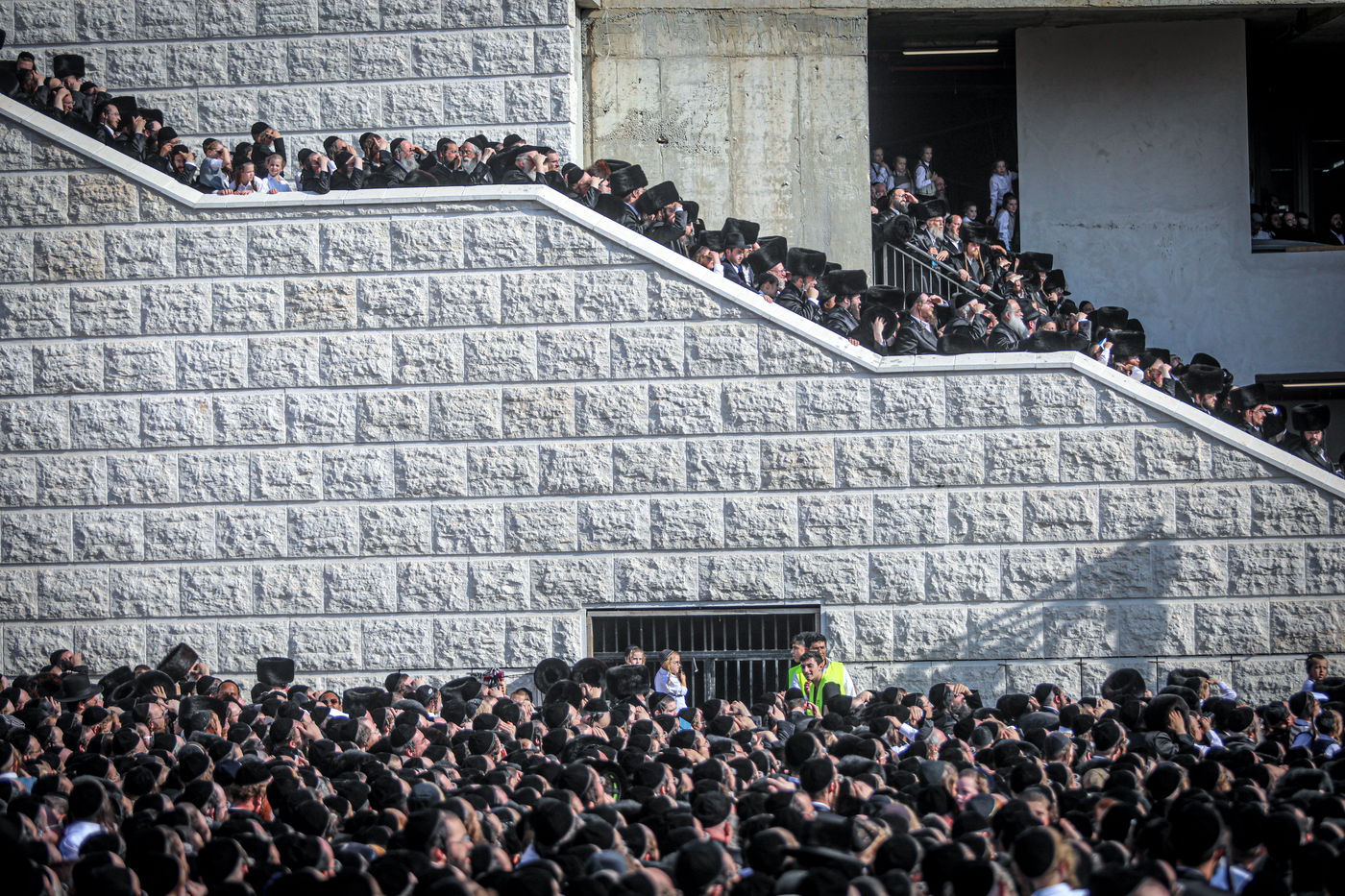 אלפי חסידי גור בחתונת נכדת האדמו"ר • תיעוד