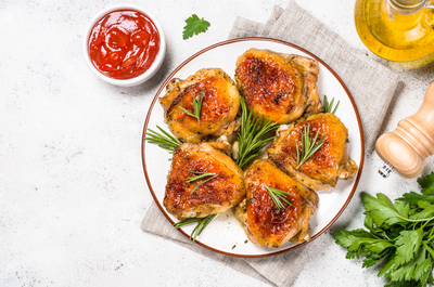 עוף פיקנטי בצ'ילי ודבש עם סלט חסה מרענן