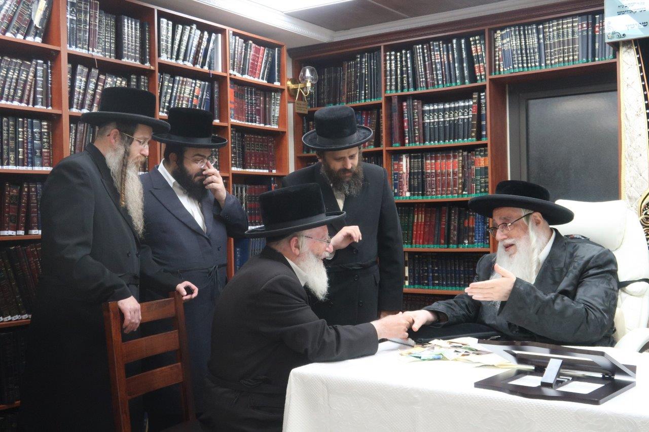 צאנז: הרבי הגיע לביתר וקיבל את חסידיו לברכה