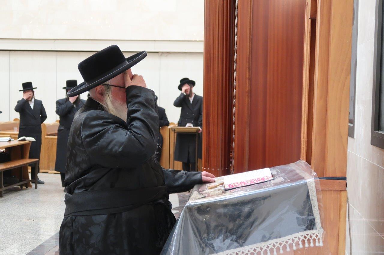 צאנז: הרבי הגיע לביתר וקיבל את חסידיו לברכה