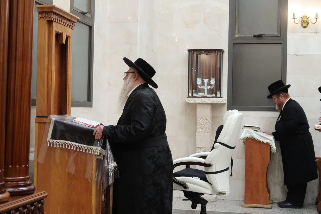 צאנז: הרבי הגיע לביתר וקיבל את חסידיו לברכה