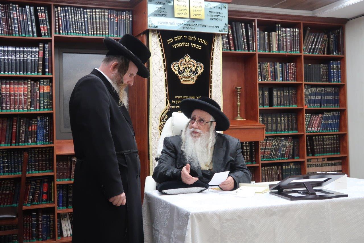 צאנז: הרבי הגיע לביתר וקיבל את חסידיו לברכה