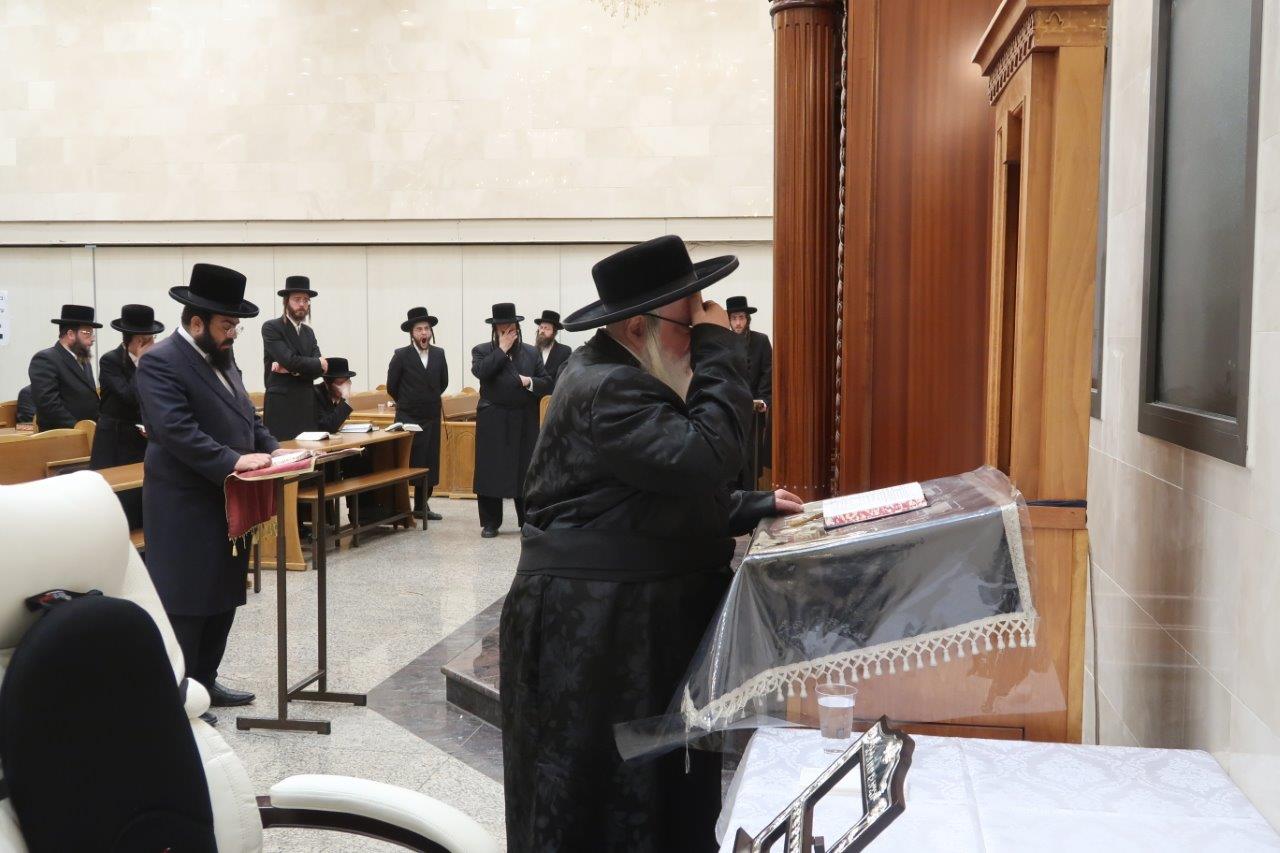 צאנז: הרבי הגיע לביתר וקיבל את חסידיו לברכה