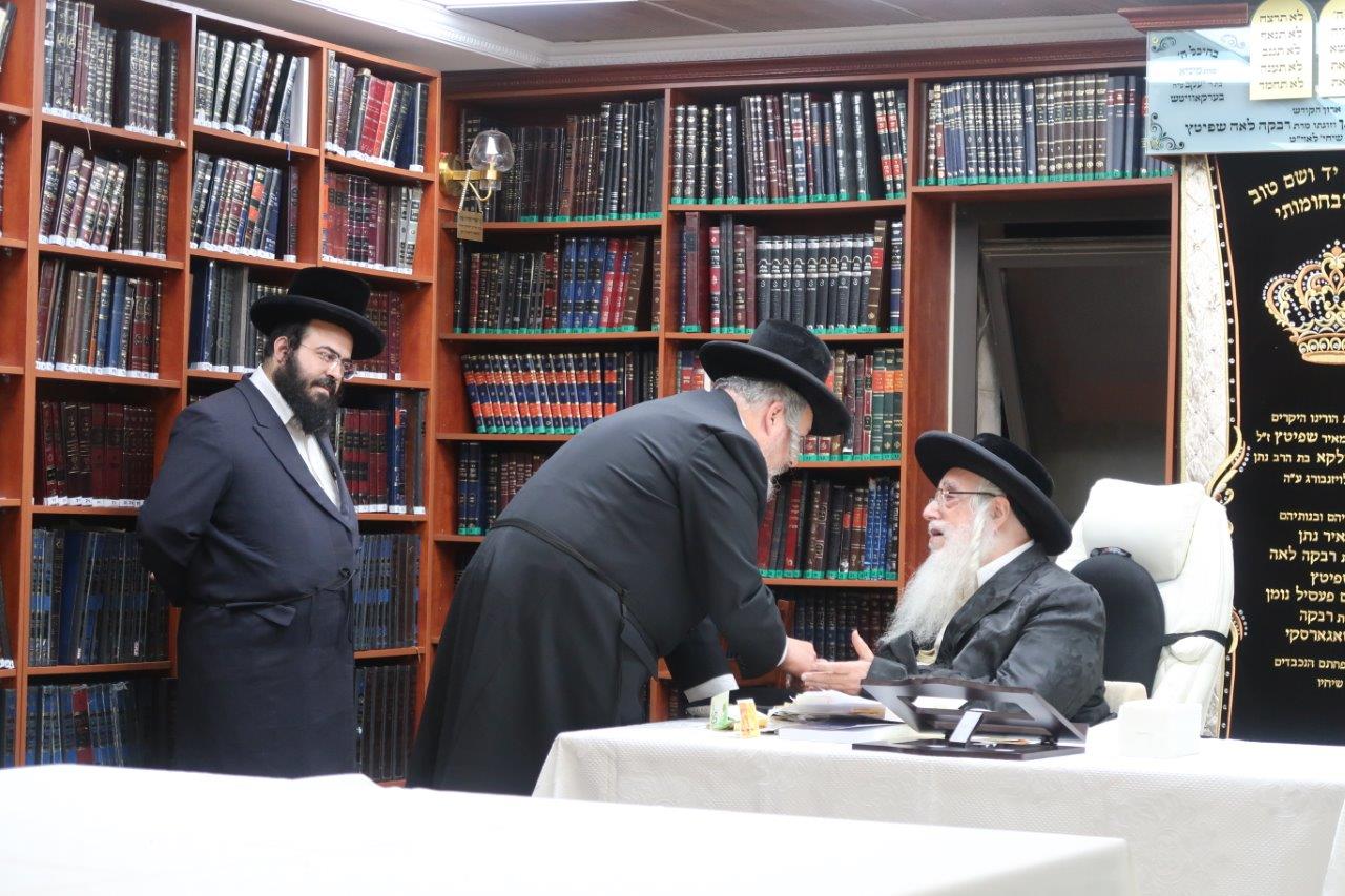 צאנז: הרבי הגיע לביתר וקיבל את חסידיו לברכה