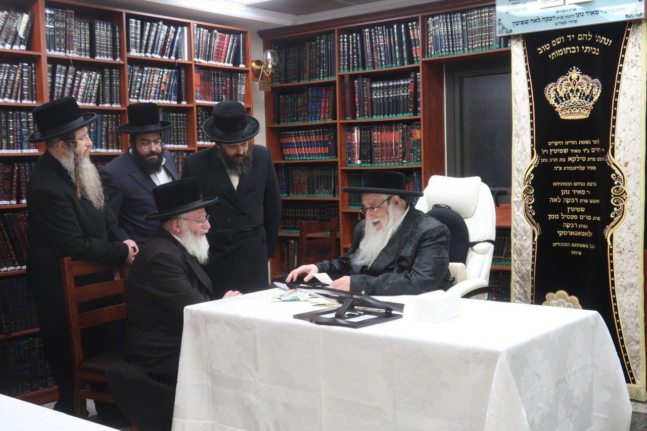 צאנז: הרבי הגיע לביתר וקיבל את חסידיו לברכה