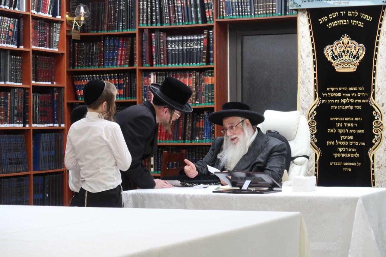 צאנז: הרבי הגיע לביתר וקיבל את חסידיו לברכה