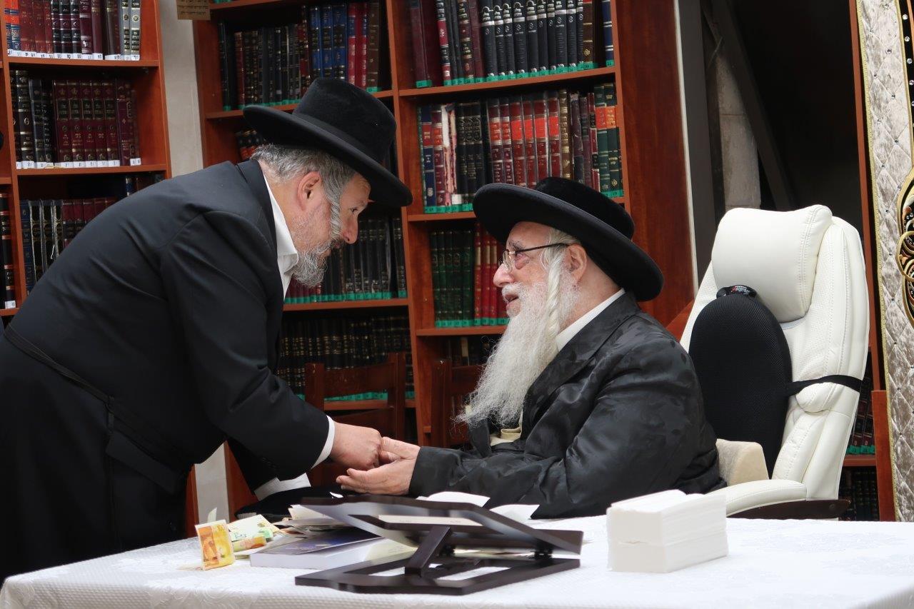 צאנז: הרבי הגיע לביתר וקיבל את חסידיו לברכה