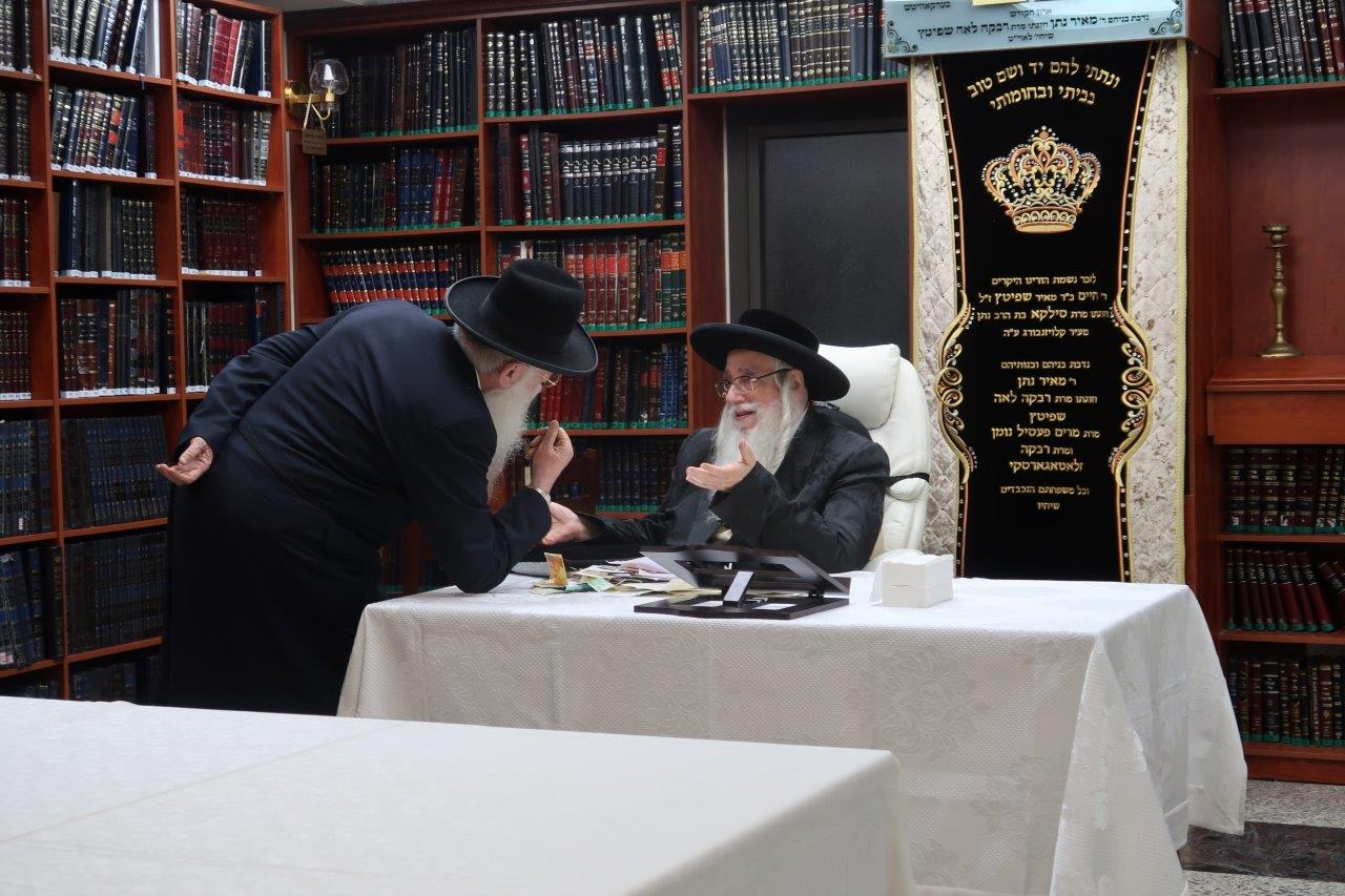 צאנז: הרבי הגיע לביתר וקיבל את חסידיו לברכה