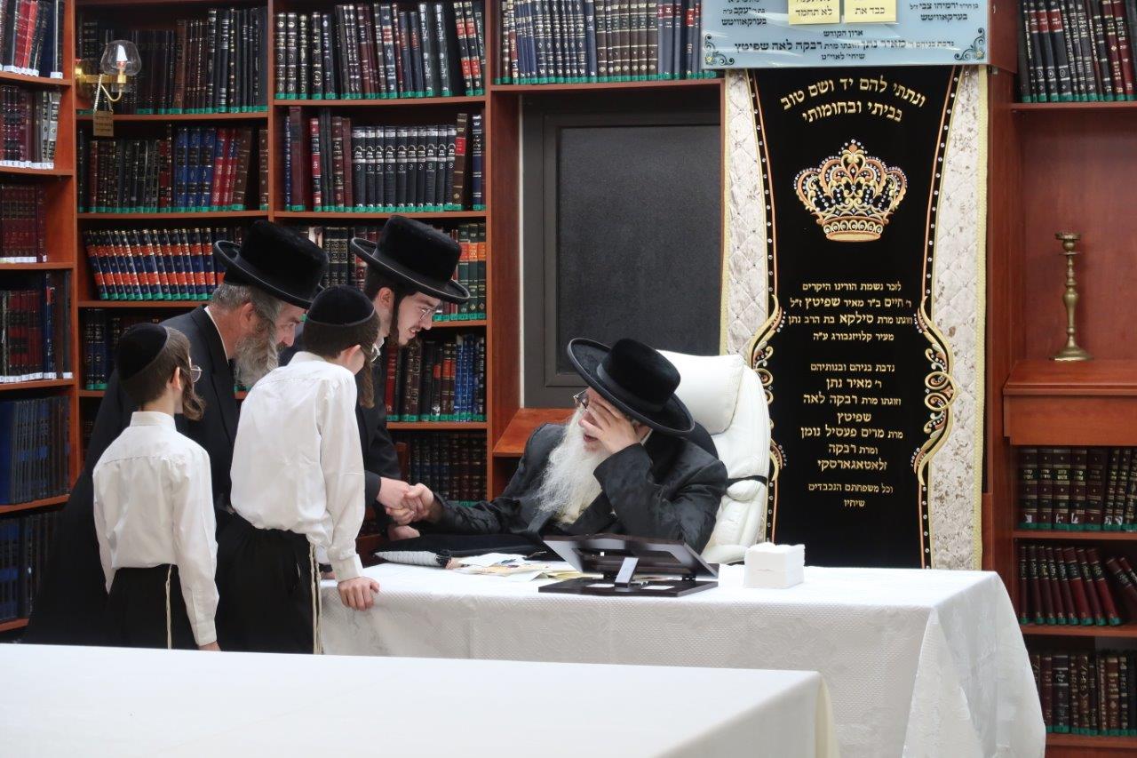 צאנז: הרבי הגיע לביתר וקיבל את חסידיו לברכה