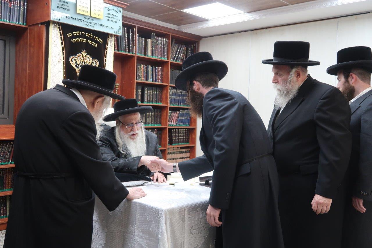 צאנז: הרבי הגיע לביתר וקיבל את חסידיו לברכה