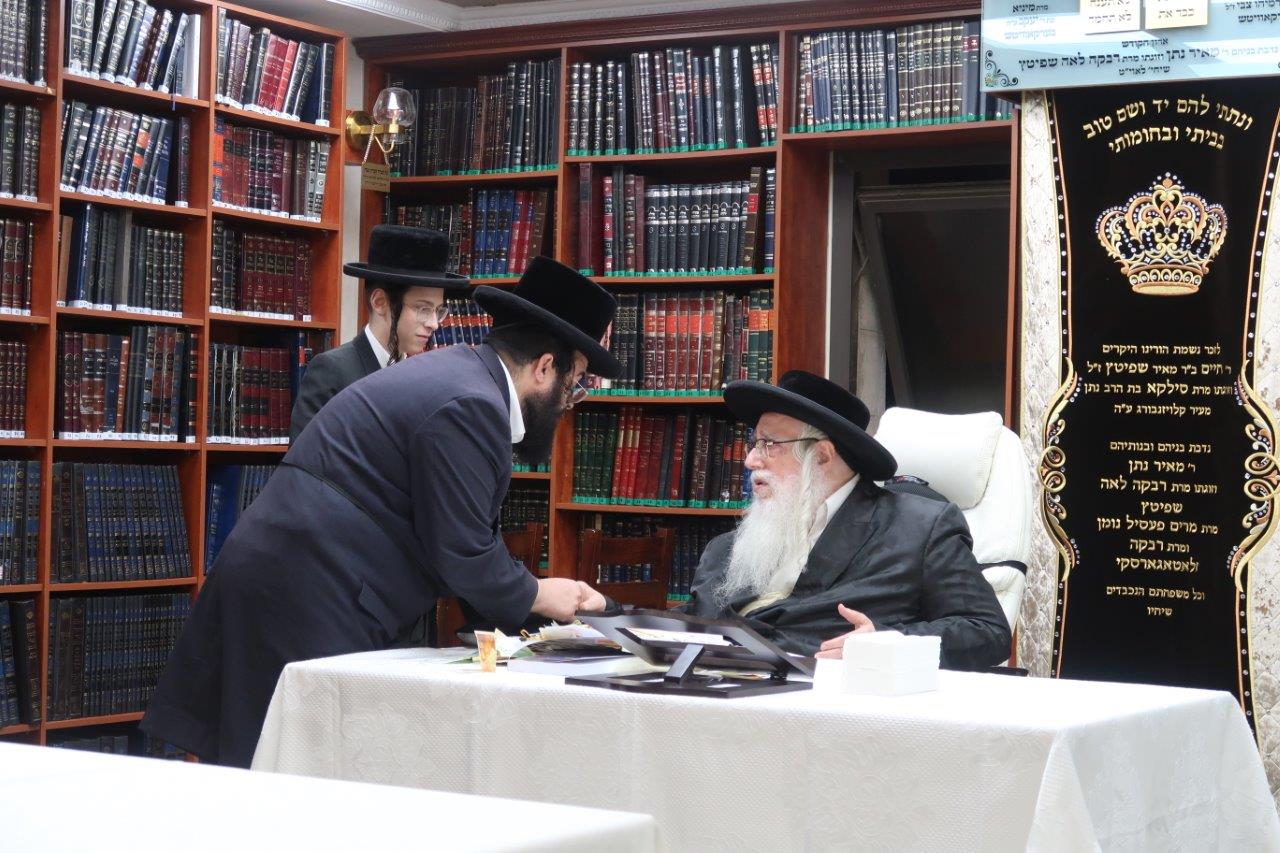 צאנז: הרבי הגיע לביתר וקיבל את חסידיו לברכה