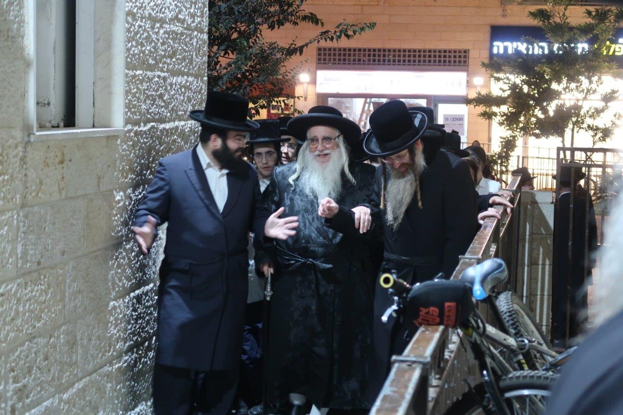 צאנז: הרבי הגיע לביתר וקיבל את חסידיו לברכה