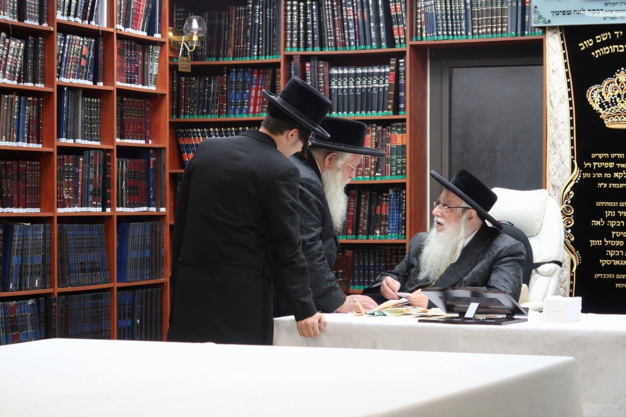 צאנז: הרבי הגיע לביתר וקיבל את חסידיו לברכה