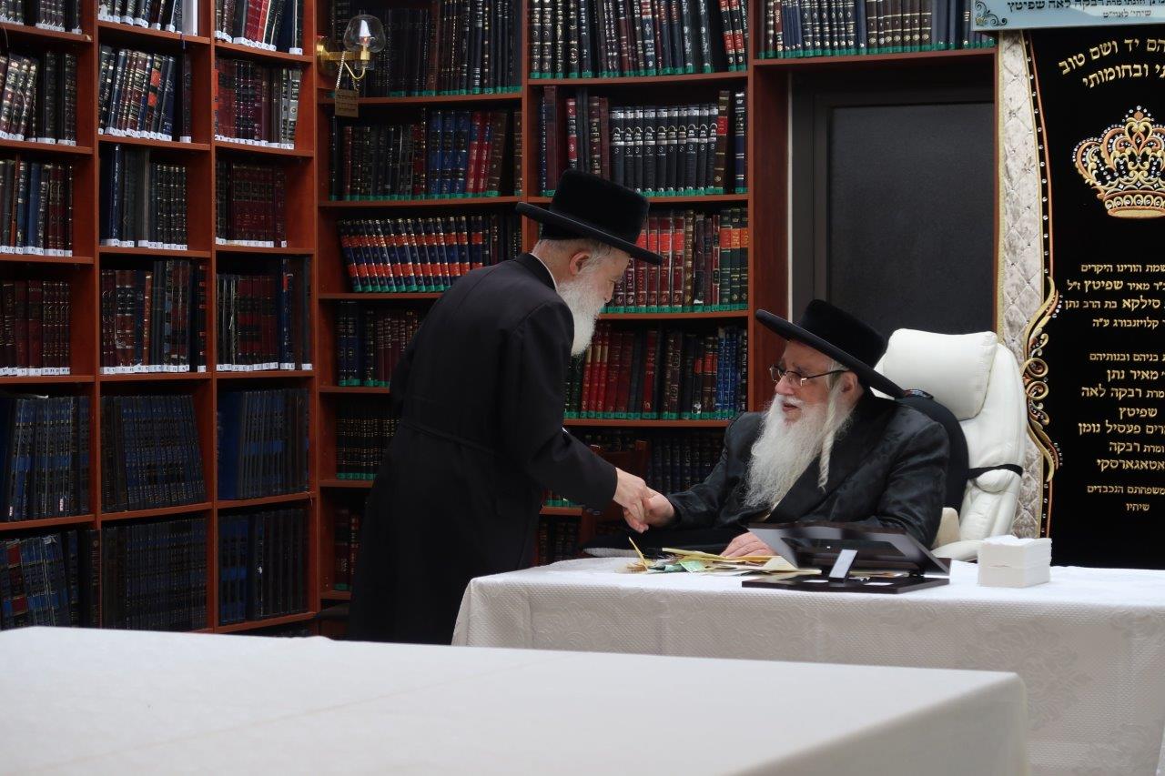 צאנז: הרבי הגיע לביתר וקיבל את חסידיו לברכה