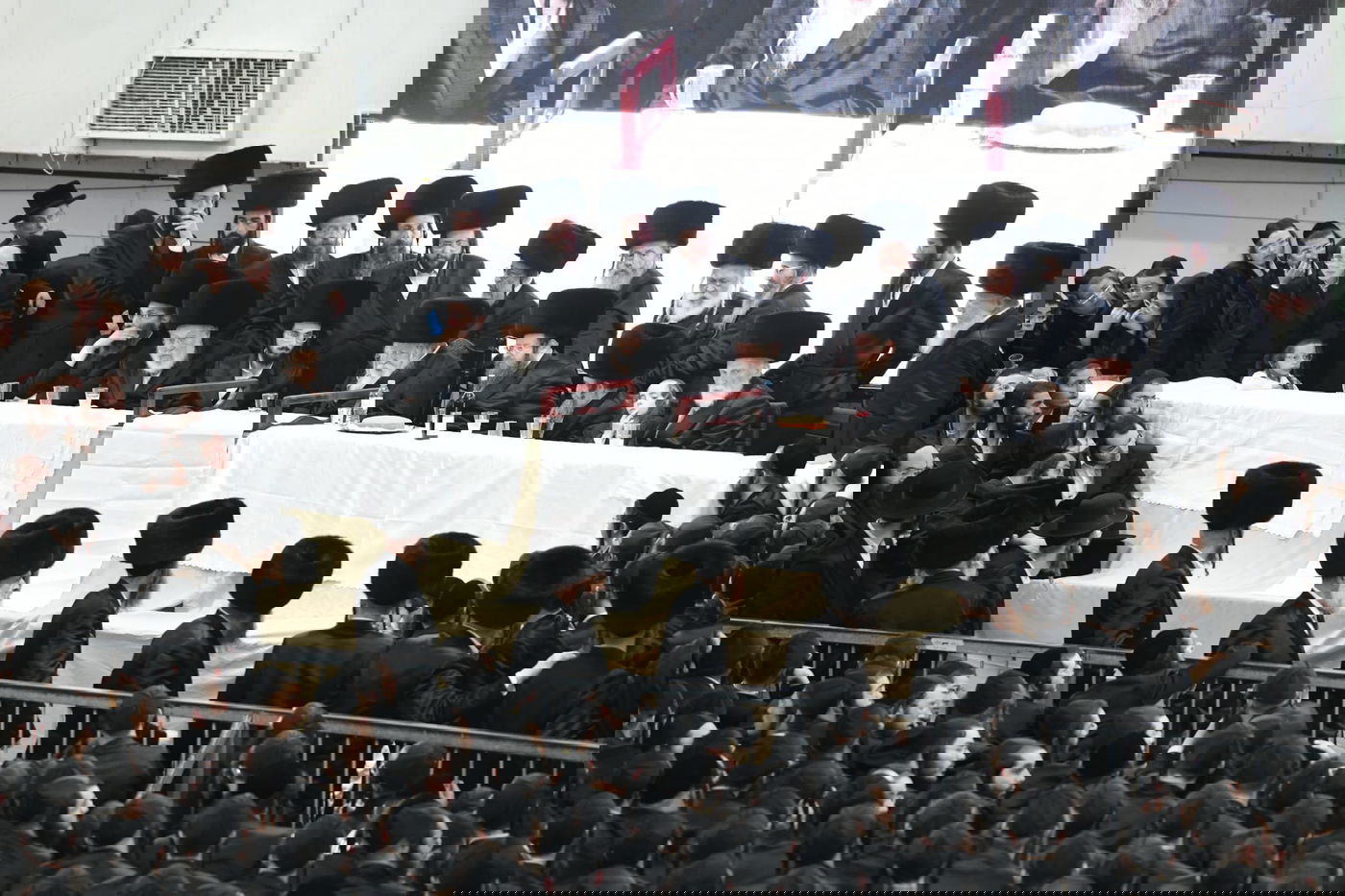 גדולי הרבנים הגיעו: כך נראתה הלילה חתונת הענק בחצר גור