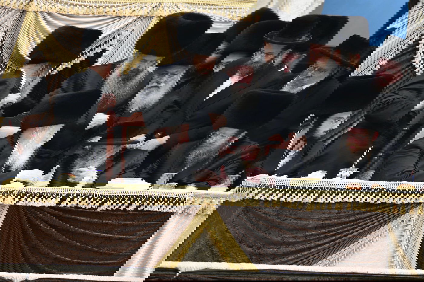 גדולי הרבנים הגיעו: כך נראתה הלילה חתונת הענק בחצר גור