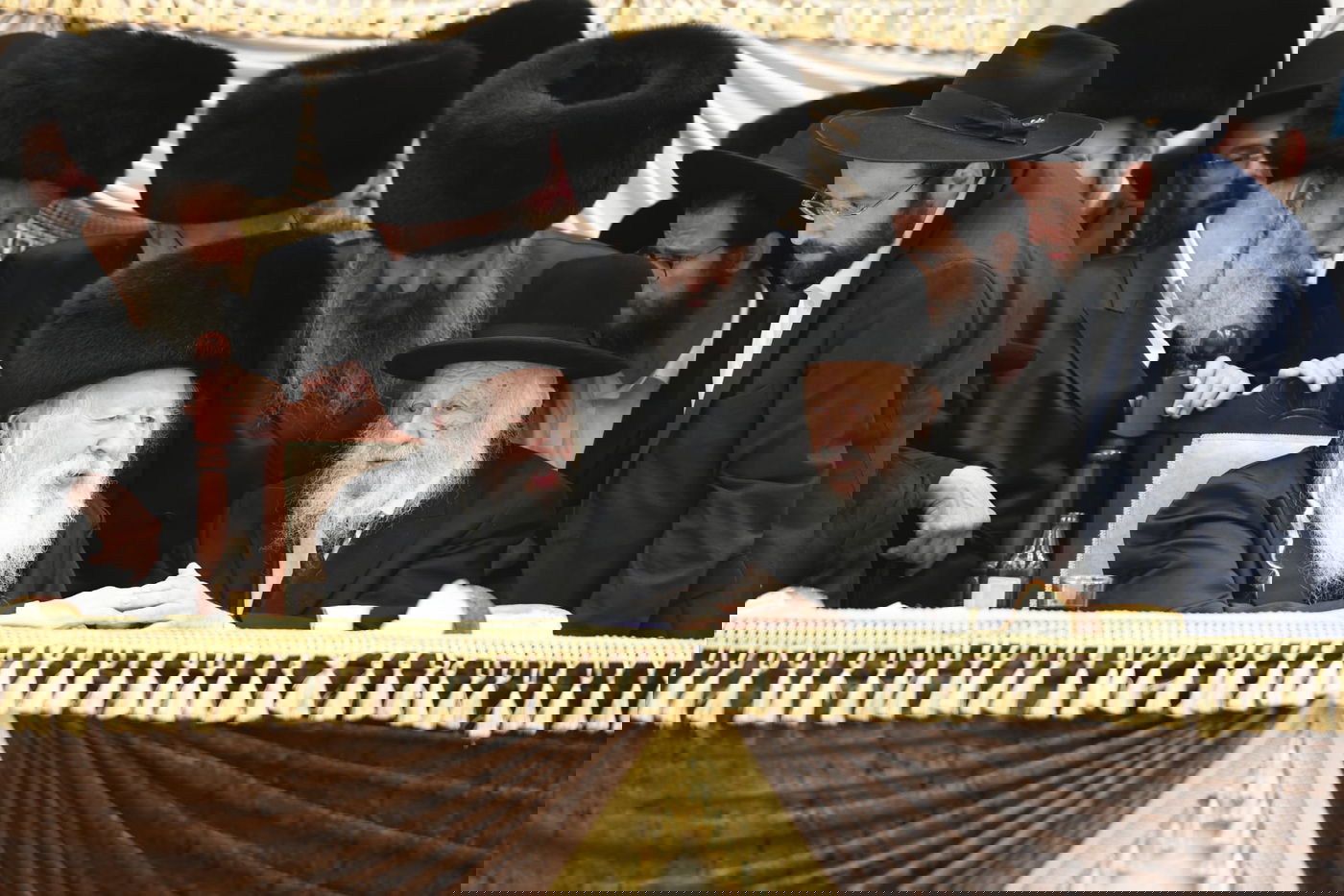 גדולי הרבנים הגיעו: כך נראתה הלילה חתונת הענק בחצר גור