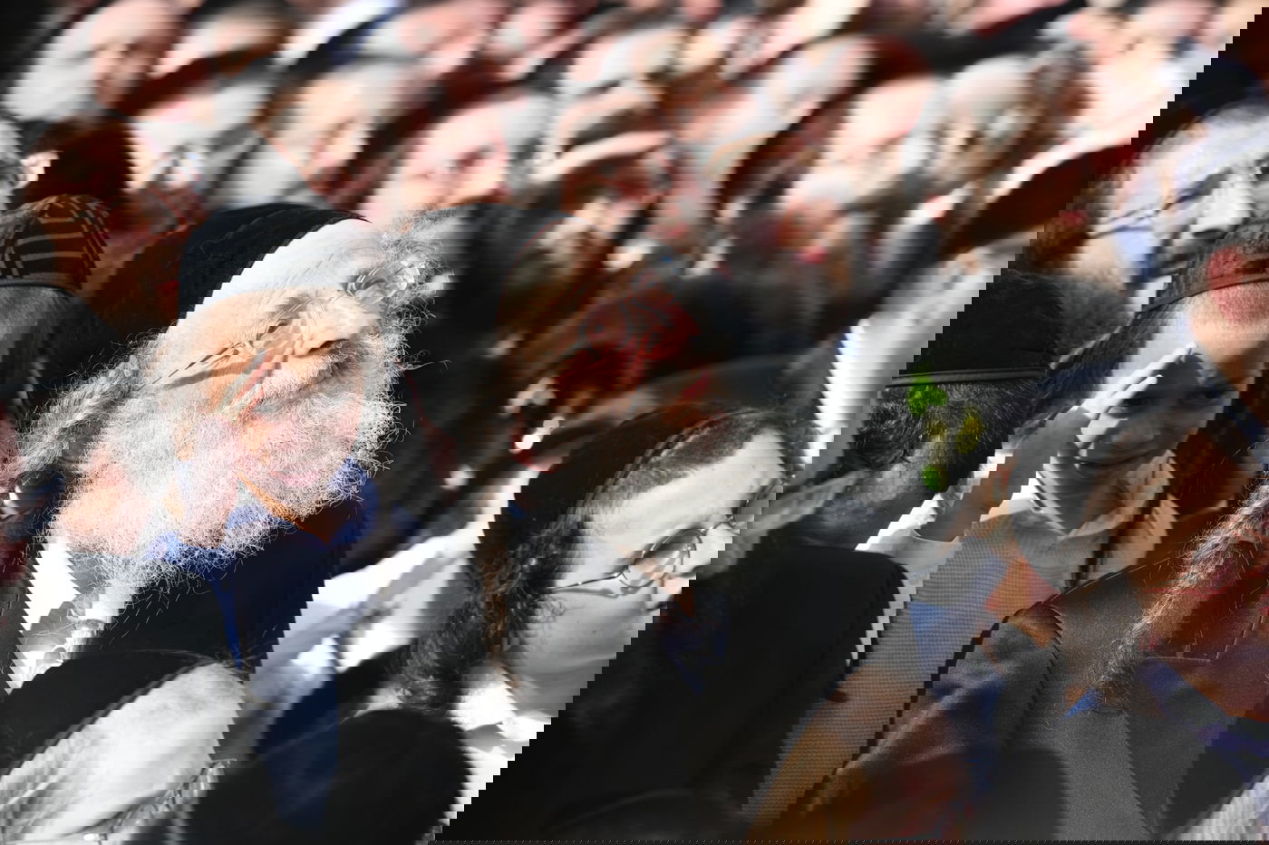 גדולי הרבנים הגיעו: כך נראתה הלילה חתונת הענק בחצר גור