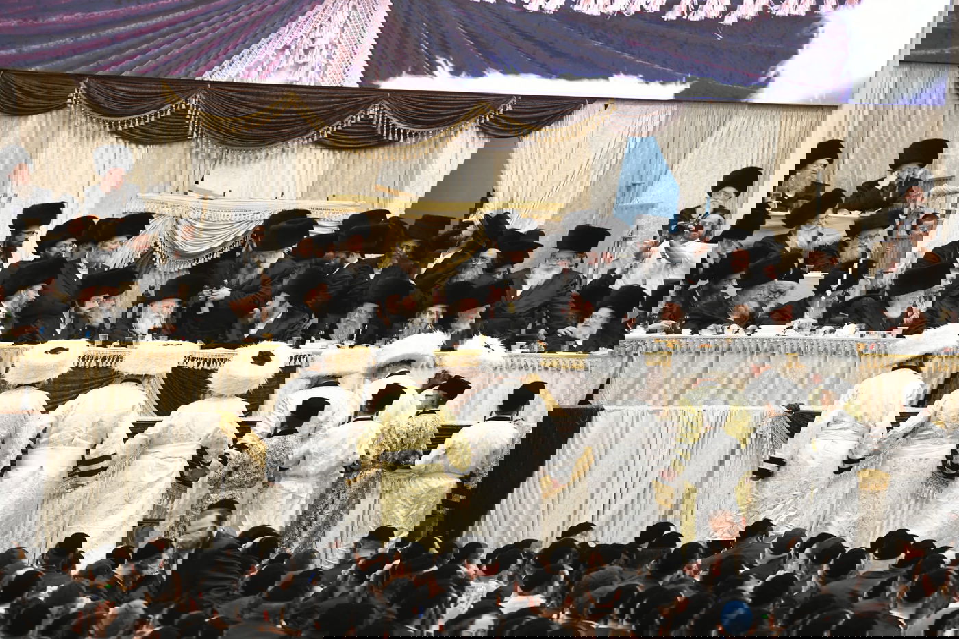 גדולי הרבנים הגיעו: כך נראתה הלילה חתונת הענק בחצר גור