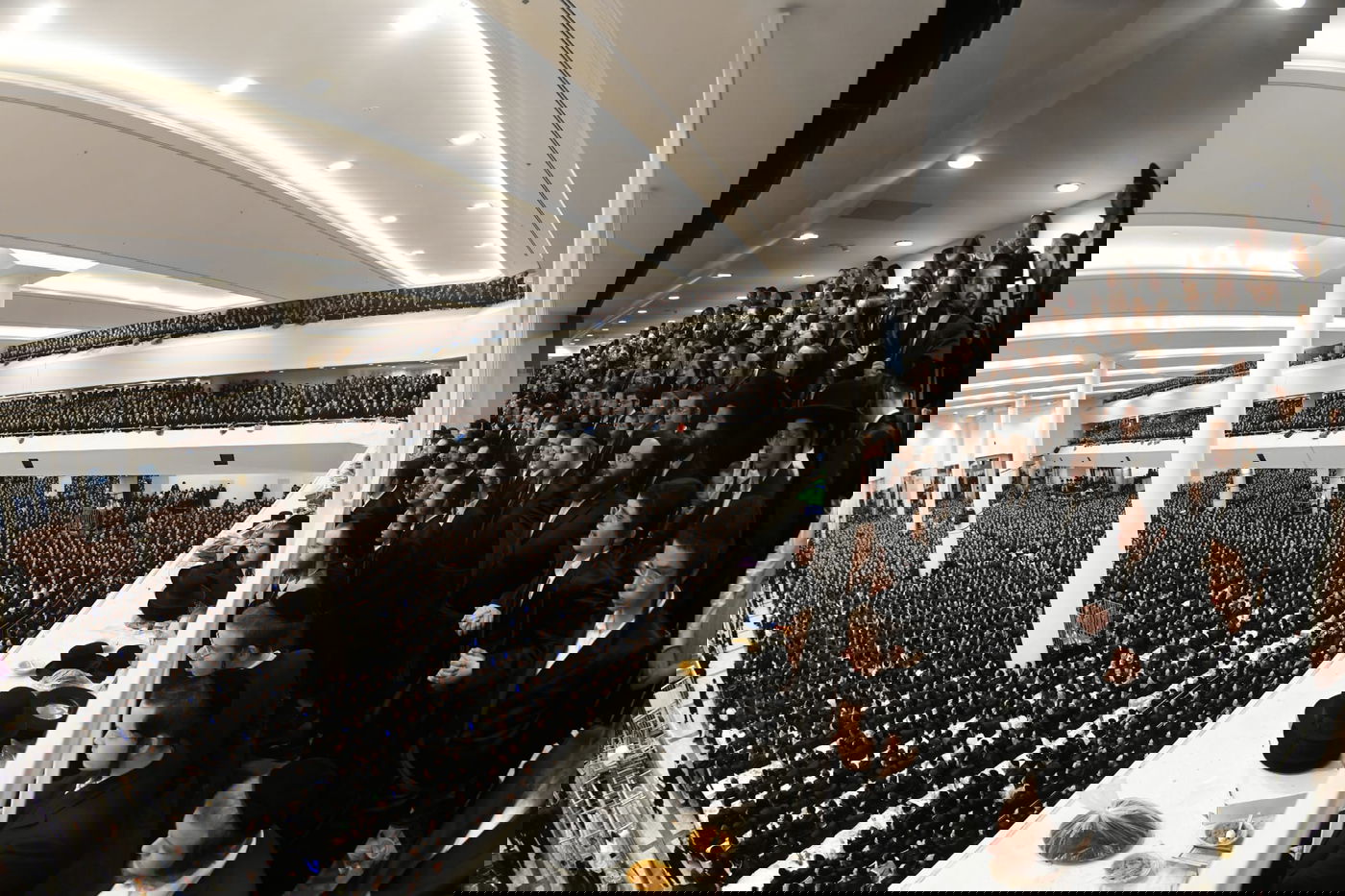 גדולי הרבנים הגיעו: כך נראתה הלילה חתונת הענק בחצר גור