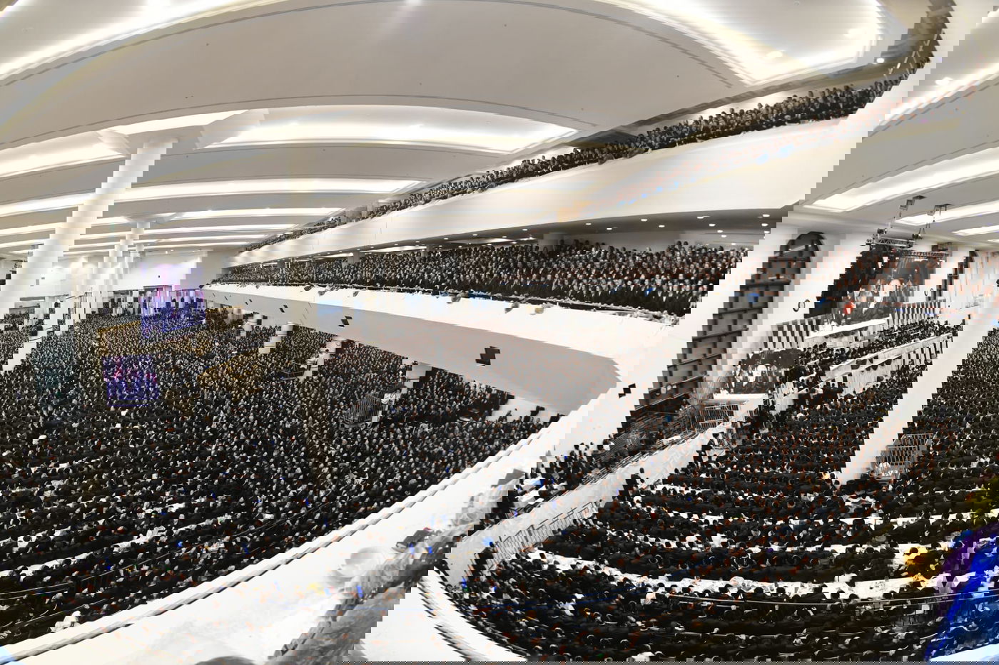 גדולי הרבנים הגיעו: כך נראתה הלילה חתונת הענק בחצר גור