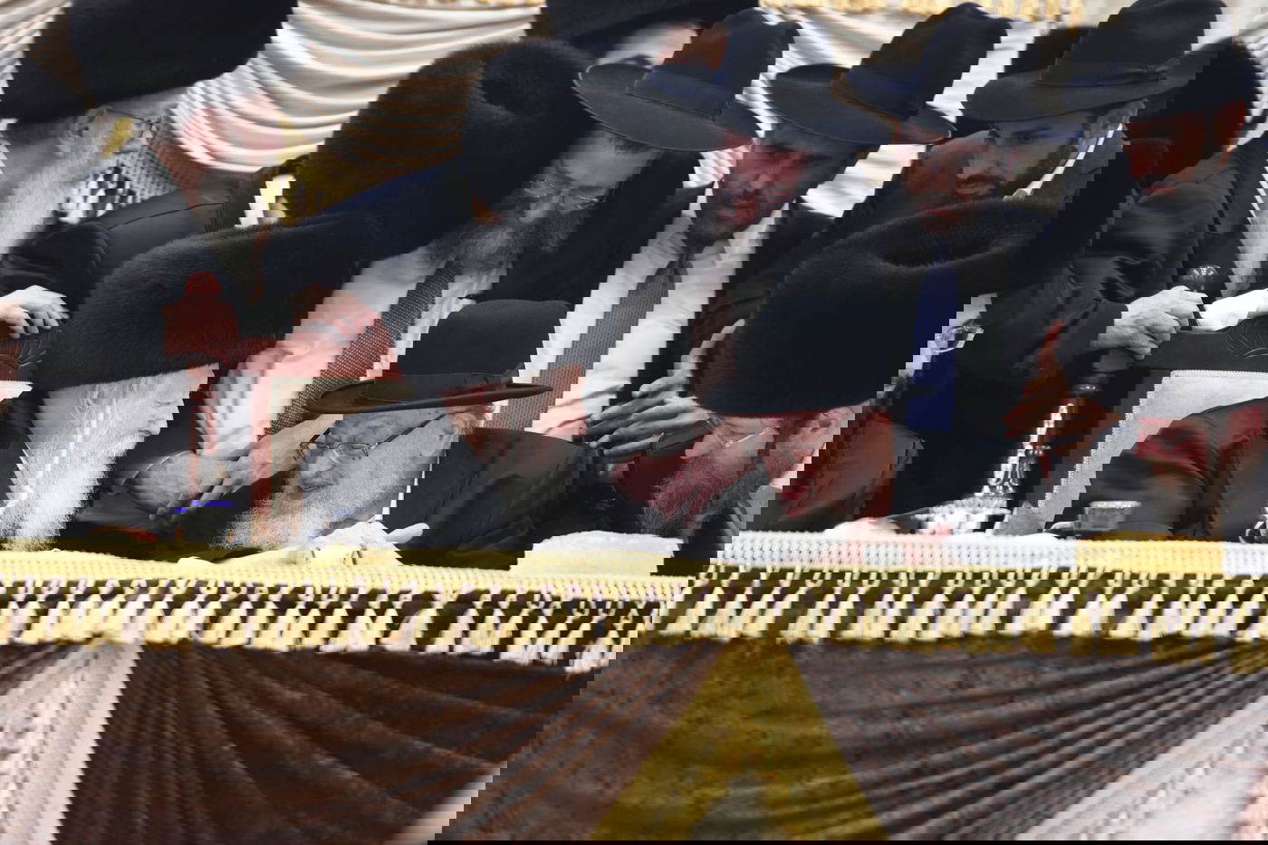 גדולי הרבנים הגיעו: כך נראתה הלילה חתונת הענק בחצר גור