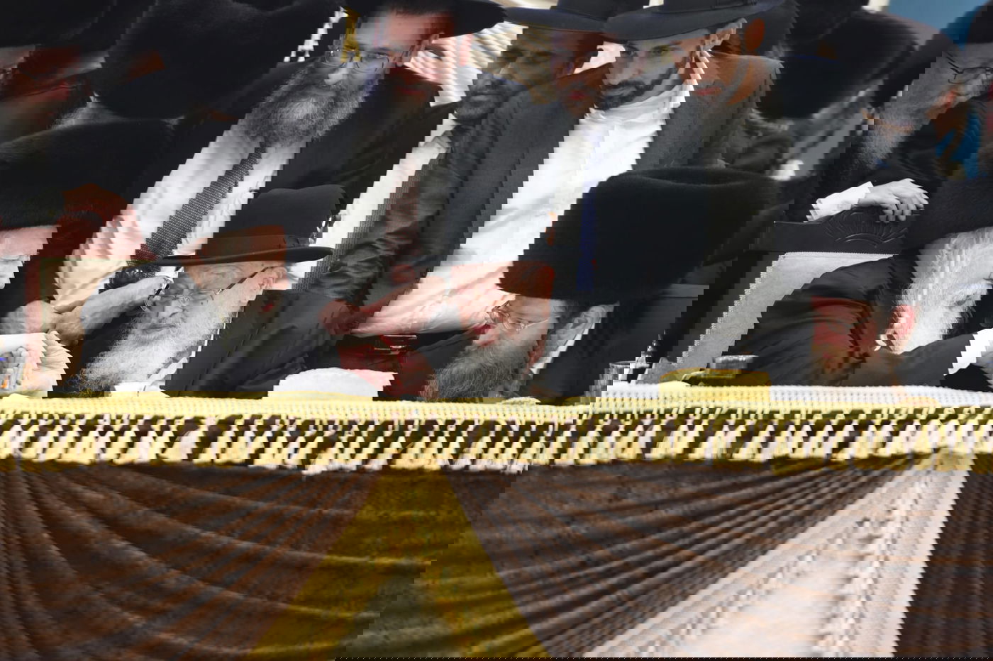 גדולי הרבנים הגיעו: כך נראתה הלילה חתונת הענק בחצר גור