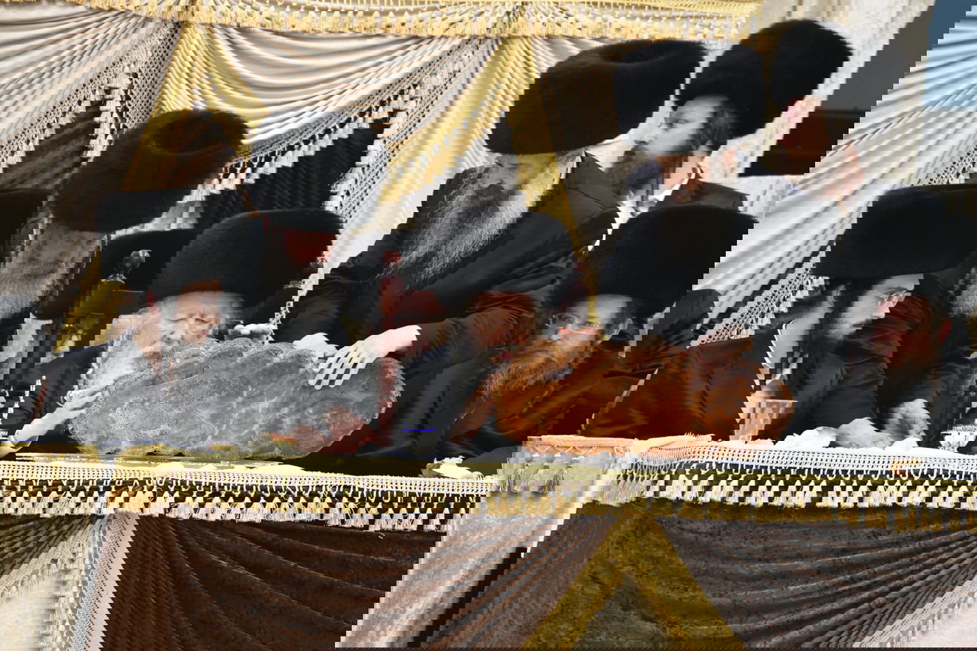 גדולי הרבנים הגיעו: כך נראתה הלילה חתונת הענק בחצר גור