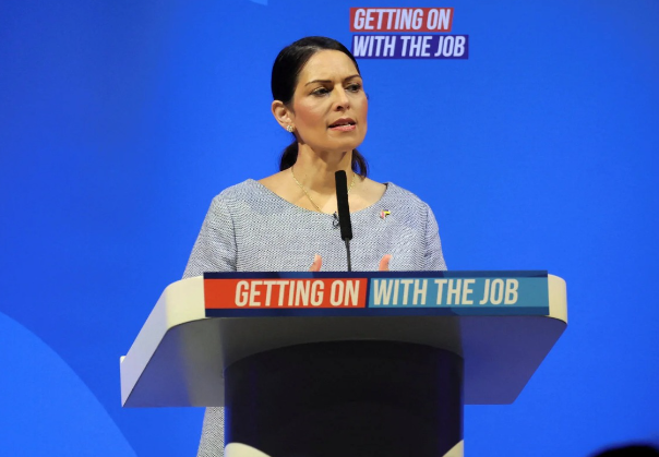 אפקט ג'ונסון: שרת הפנים הפרו ישראלית הודיעה על פרישה