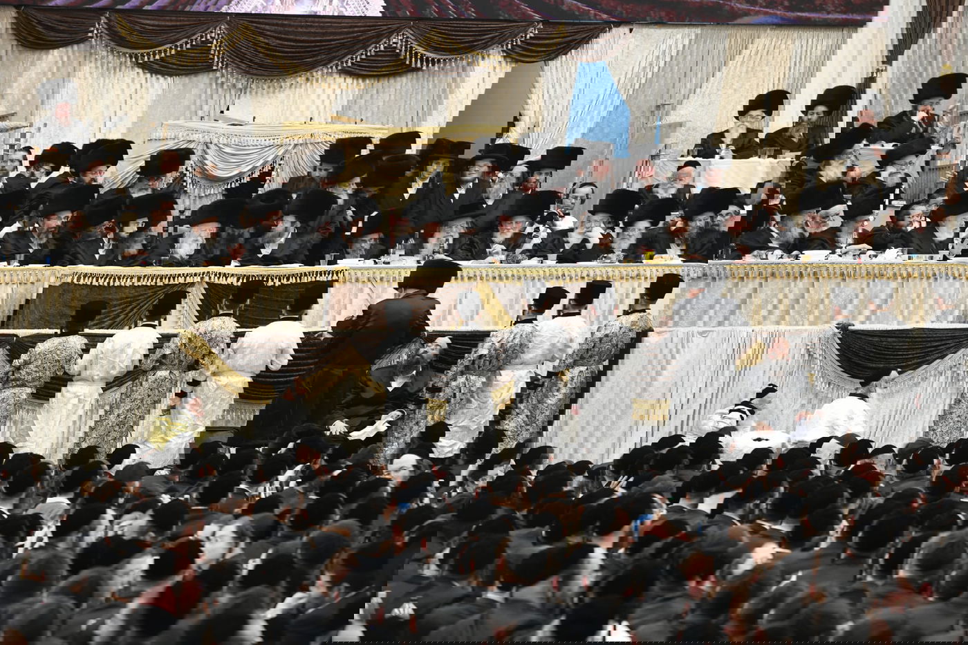 גדולי הרבנים הגיעו: כך נראתה הלילה חתונת הענק בחצר גור