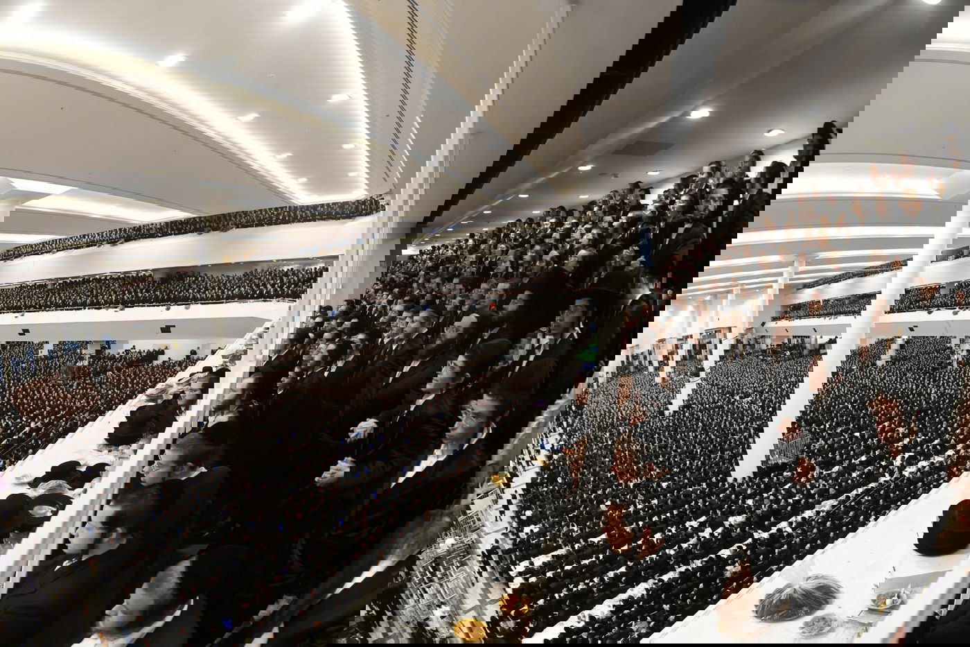 גדולי הרבנים הגיעו: כך נראתה הלילה חתונת הענק בחצר גור