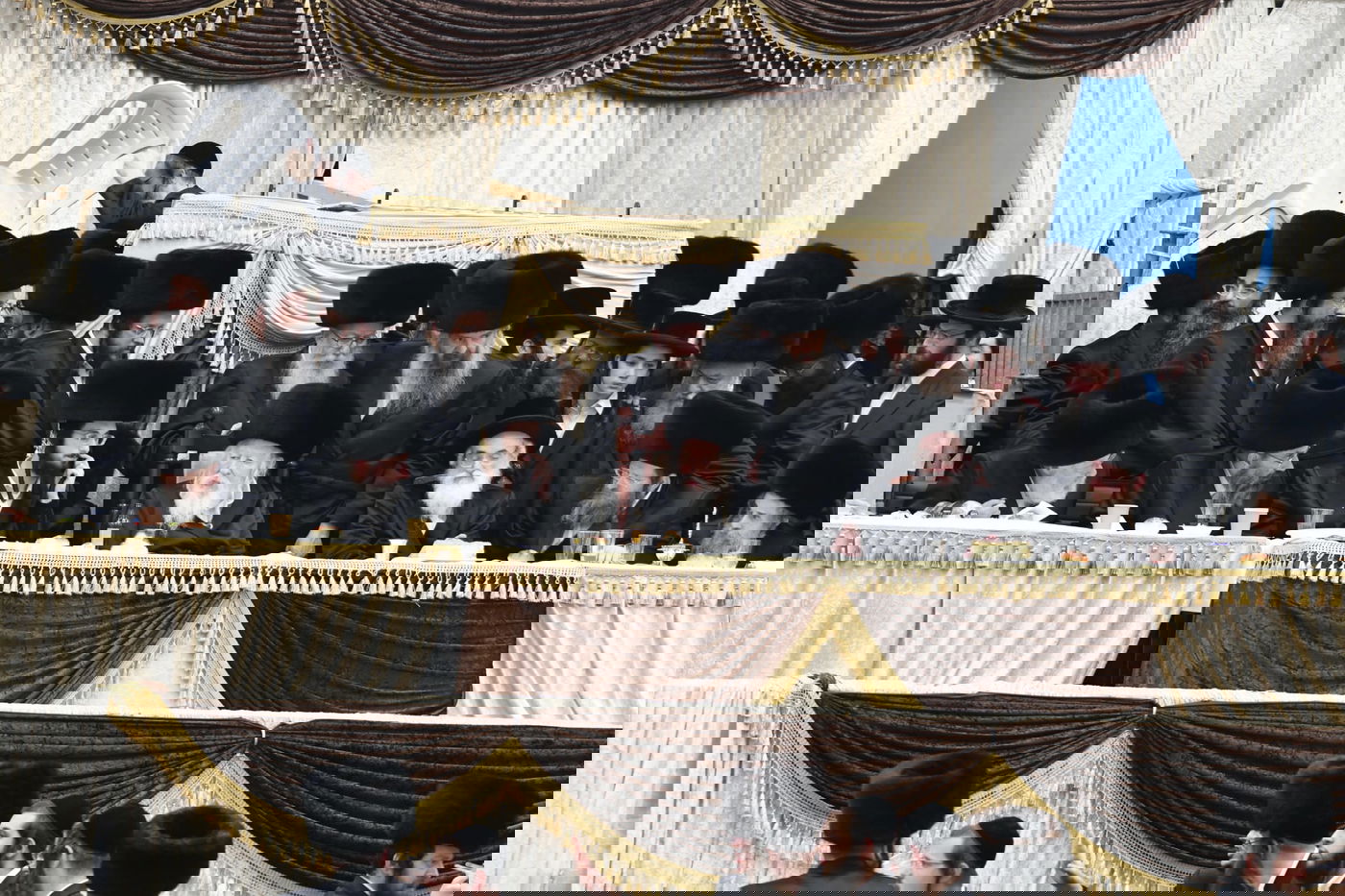 גדולי הרבנים הגיעו: כך נראתה הלילה חתונת הענק בחצר גור