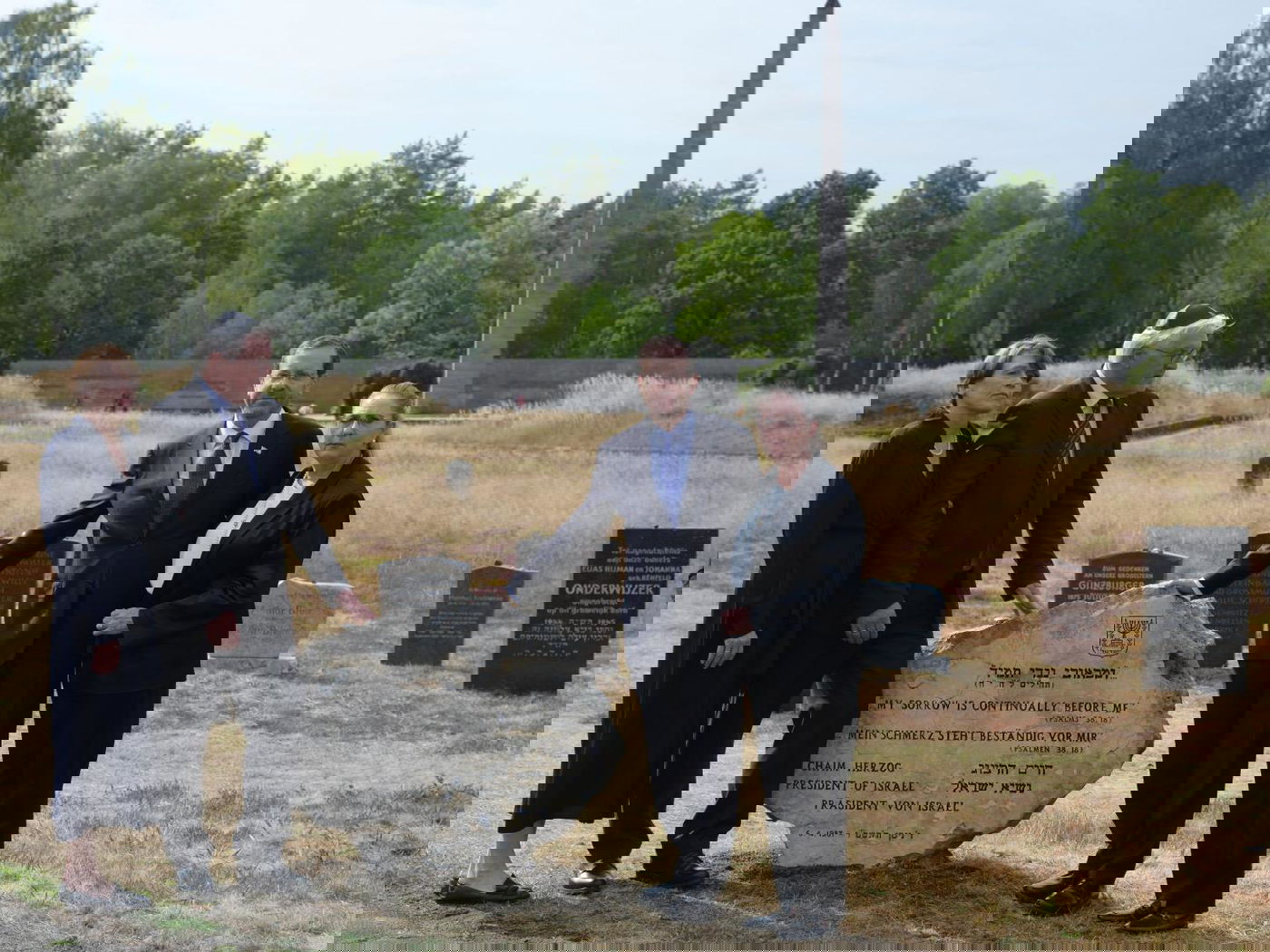 הנשיא הרצוג ביקר באתר הזיכרון במחנה הריכוז ברגן-בלזן