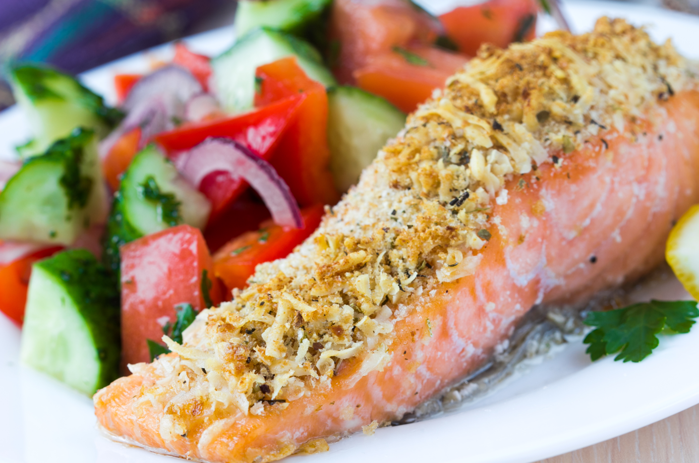 ברבע שעה בלבד: דג מצופה פירורים ועשבי תיבול