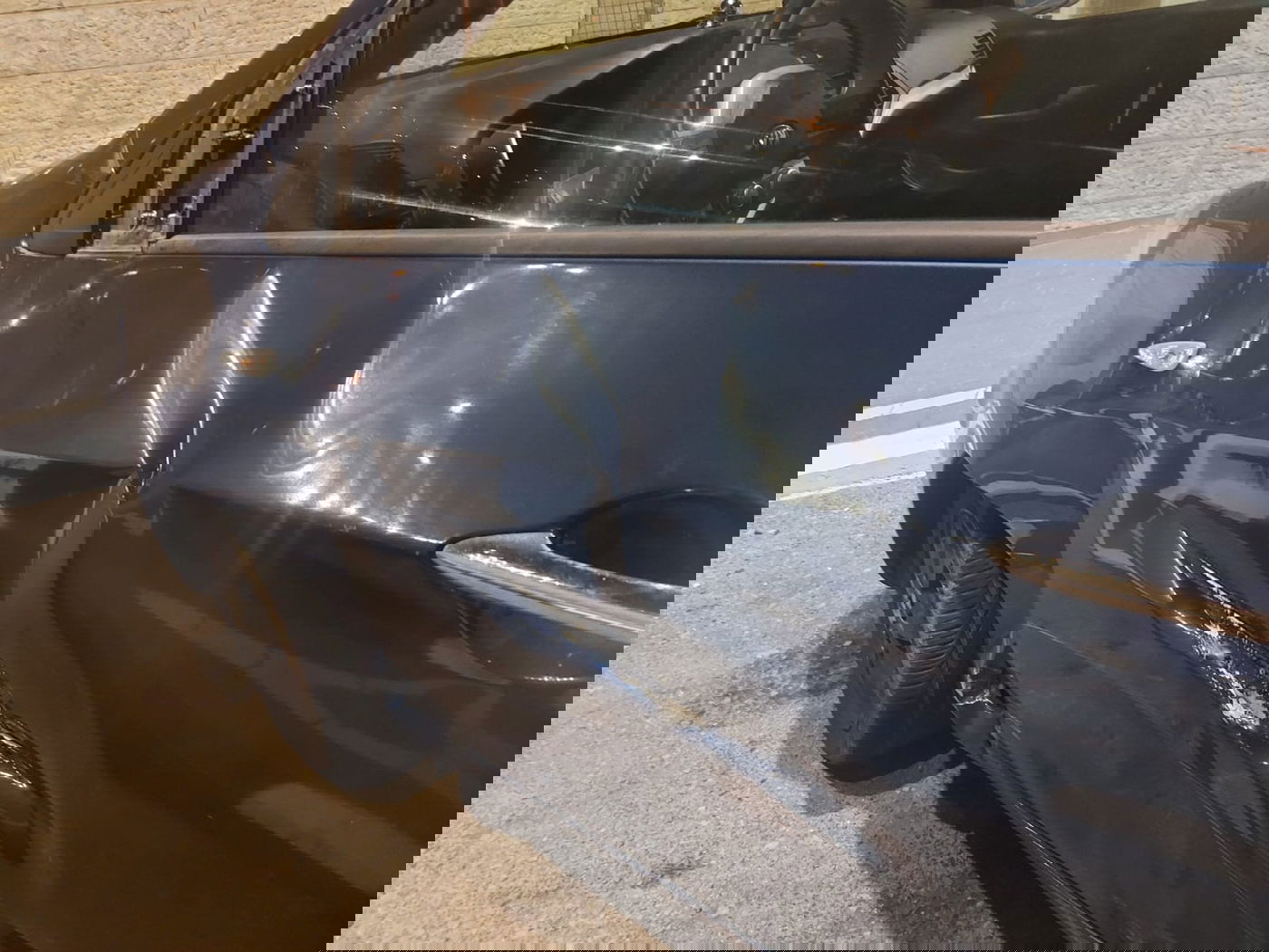 שבר חלון רכב ותקף אישה בגלל שעקפה אותו בכביש