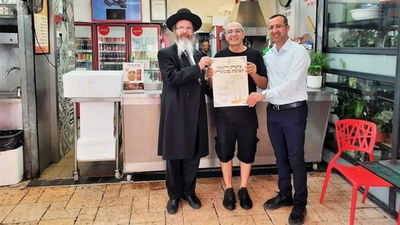 רב העיר הרב מיכה הלוי עם התעודה