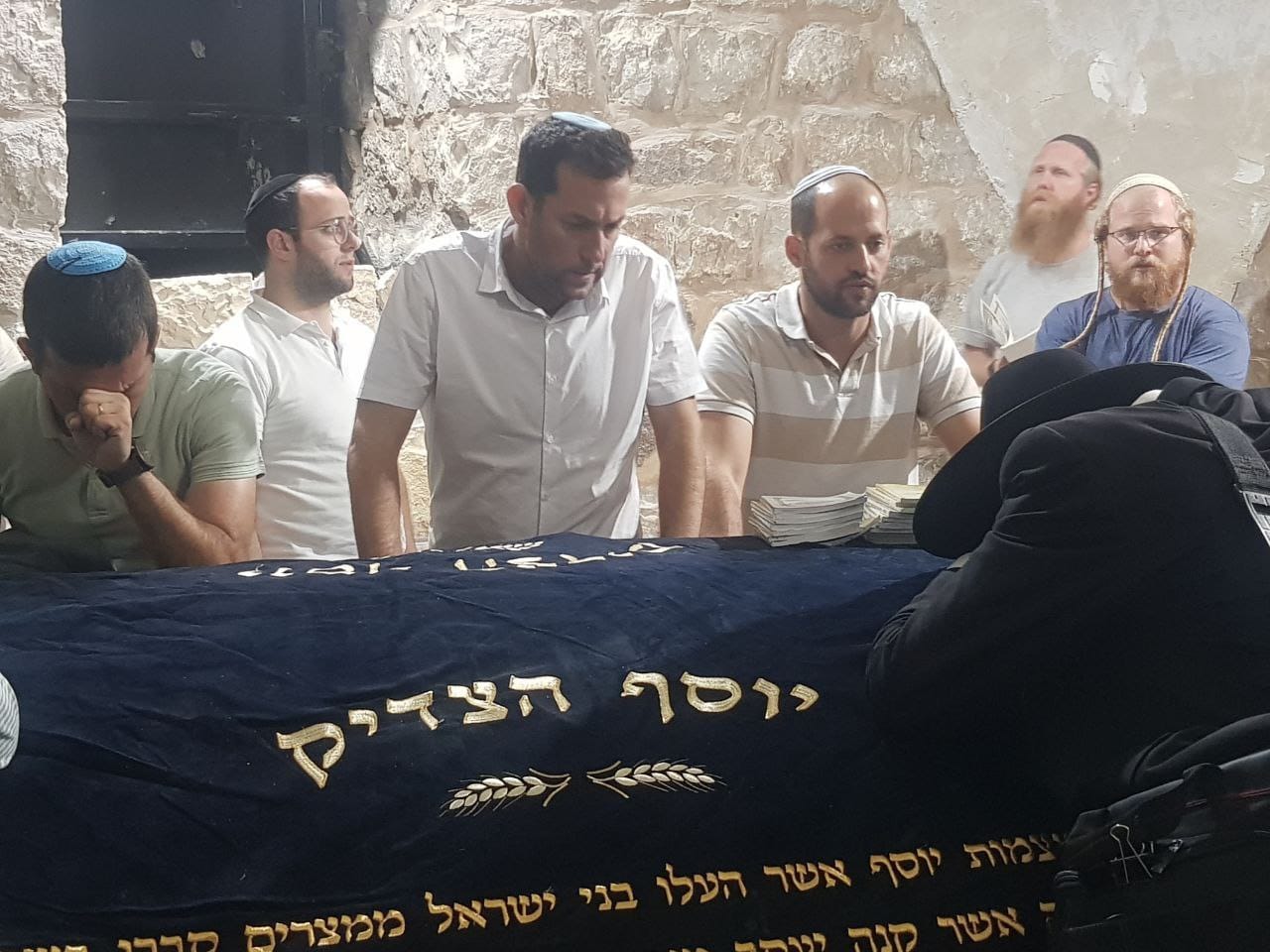 קבר יוסף, הלילה