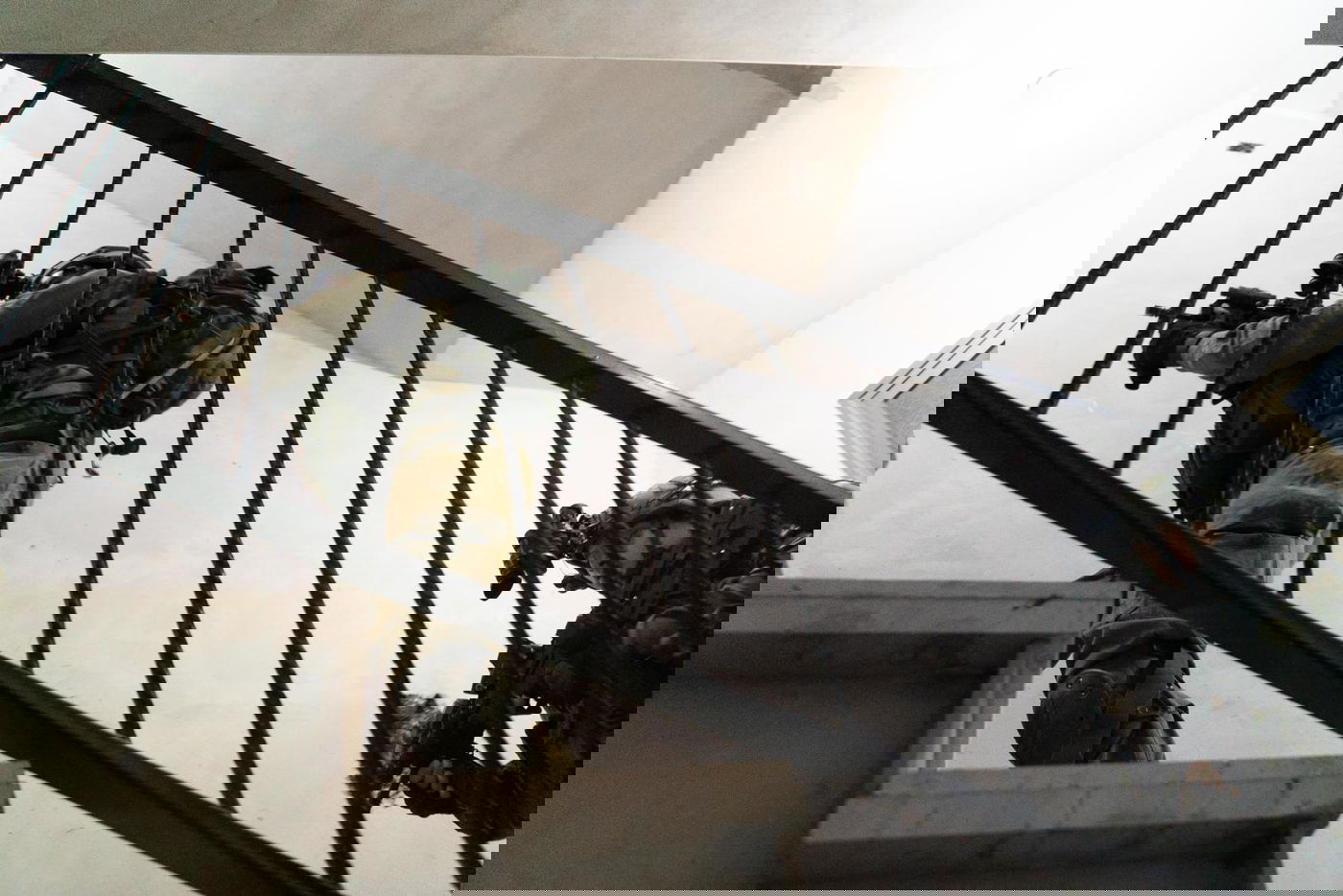 אבנים ומטענים הושלכו לעבר חיילים; 11 נעצרו • תיעוד