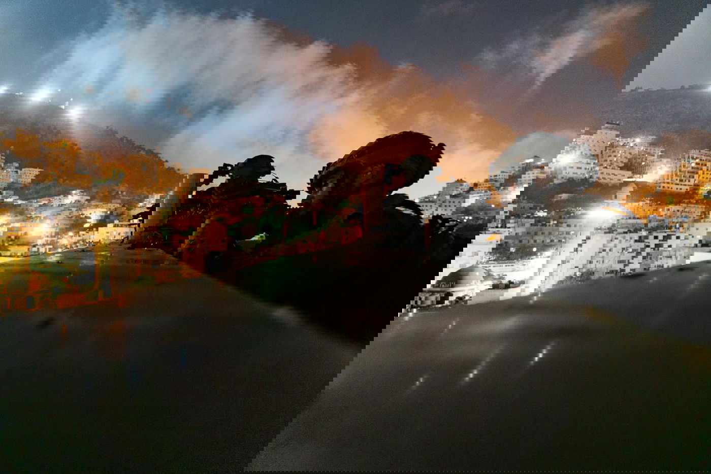 אבנים ומטענים הושלכו לעבר חיילים; 11 נעצרו • תיעוד