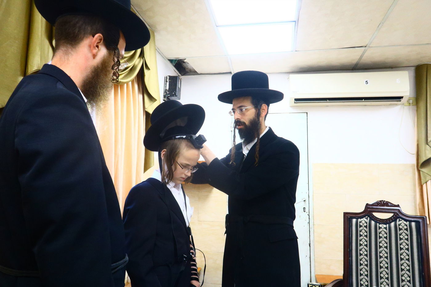 ה'ממשיך' מזוועהיל הניח תפילין לבן אחד מחסידיו