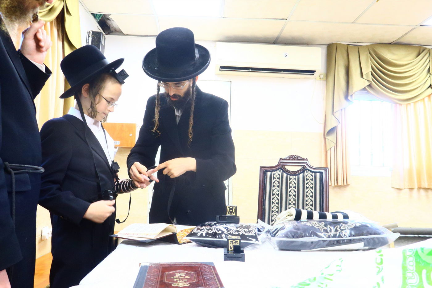 ה'ממשיך' מזוועהיל הניח תפילין לבן אחד מחסידיו