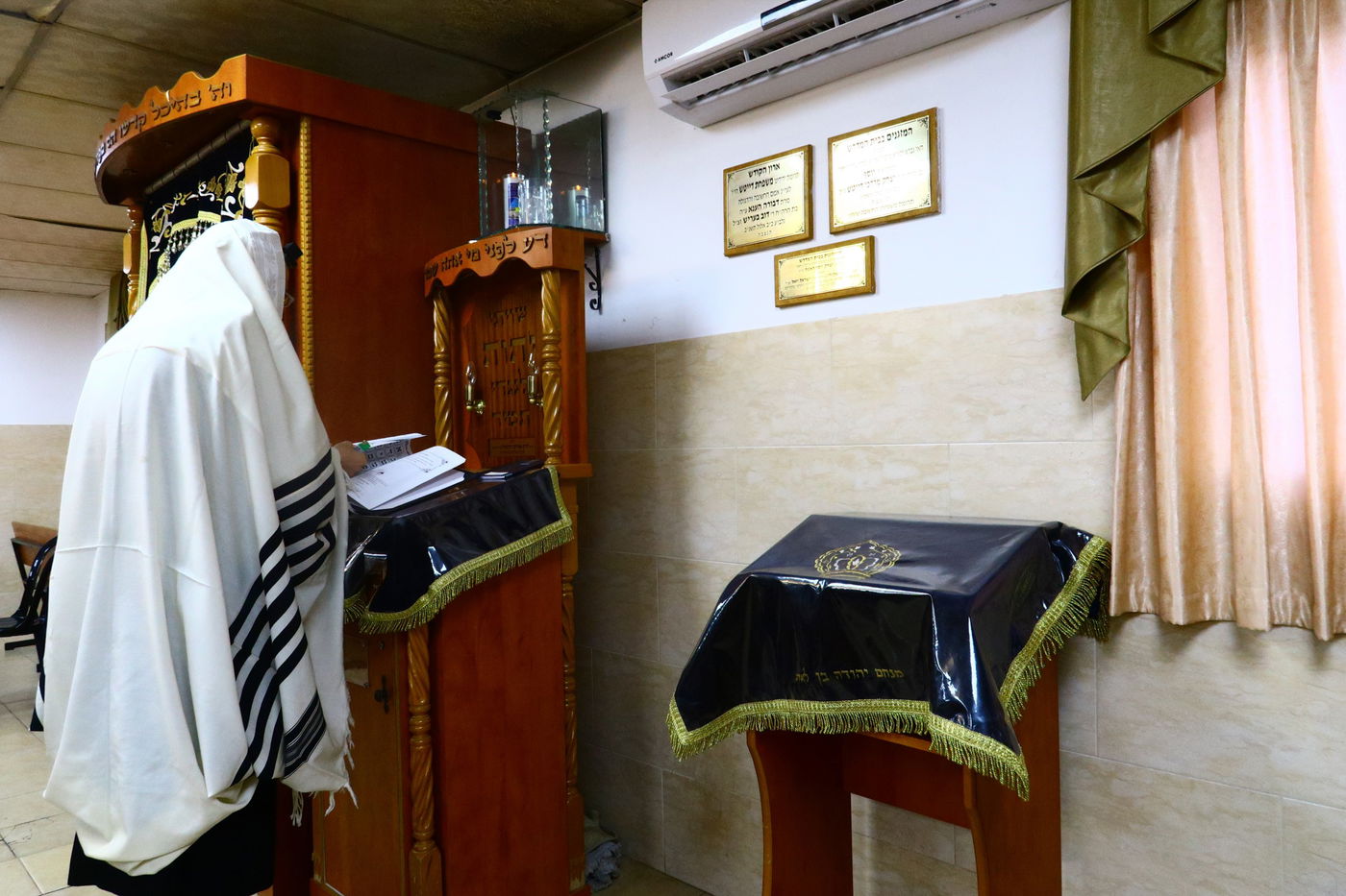 ה'ממשיך' מזוועהיל הניח תפילין לבן אחד מחסידיו