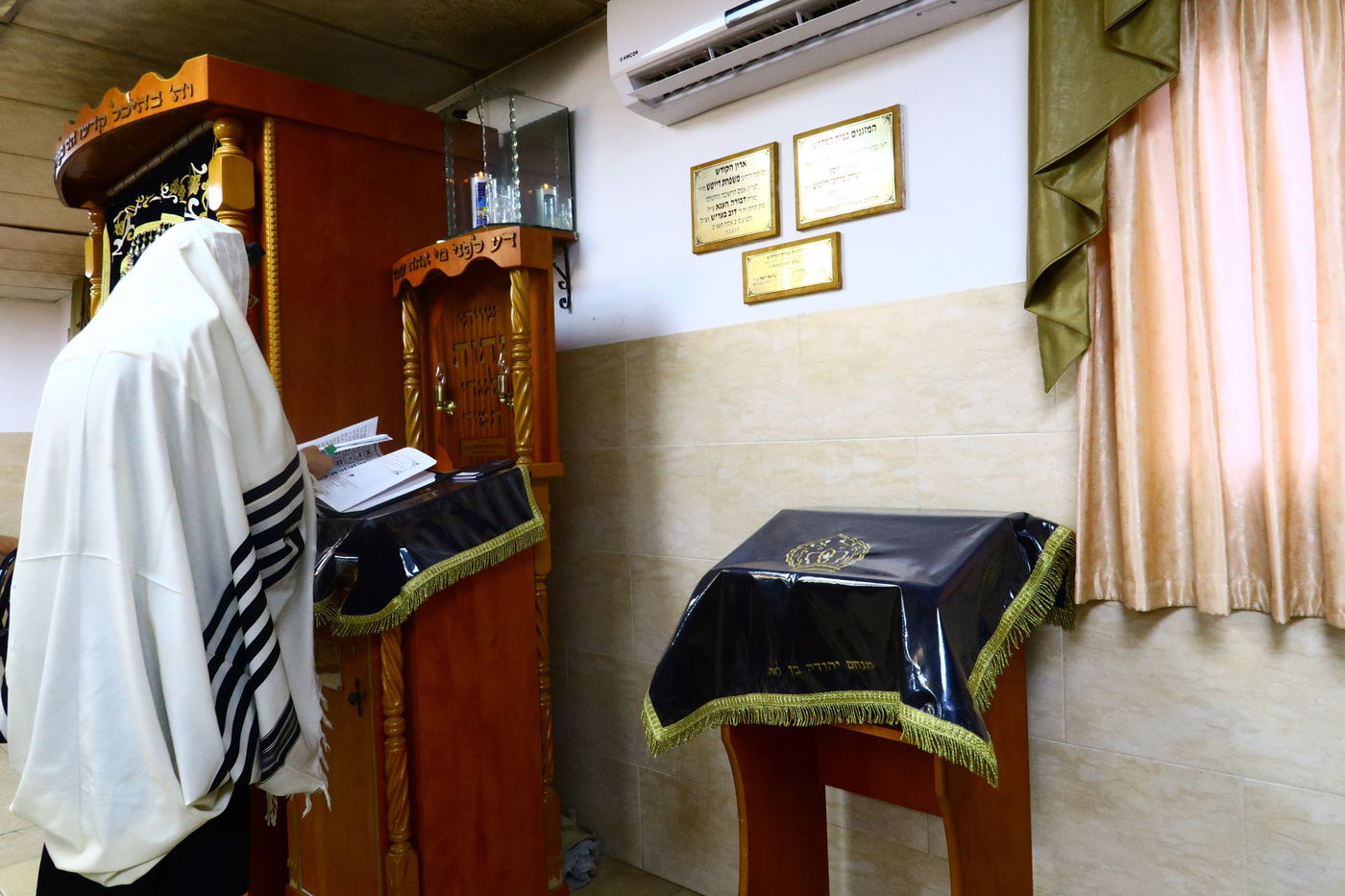 ה'ממשיך' מזוועהיל הניח תפילין לבן אחד מחסידיו