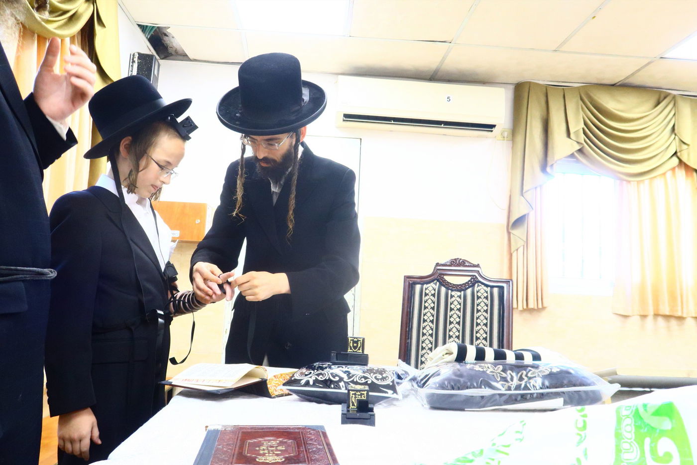 ה'ממשיך' מזוועהיל הניח תפילין לבן אחד מחסידיו