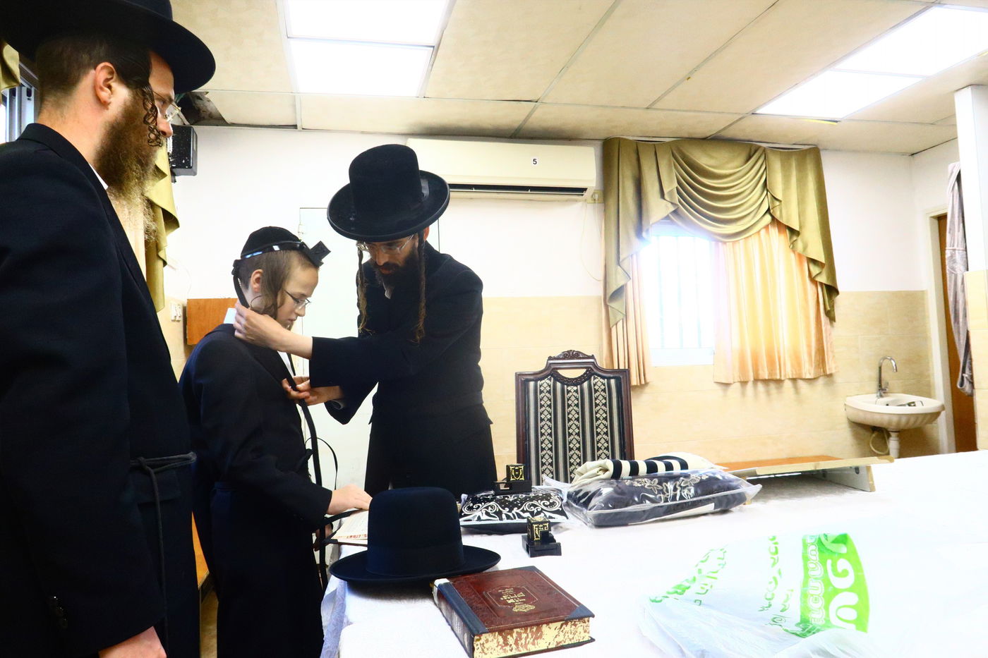 ה'ממשיך' מזוועהיל הניח תפילין לבן אחד מחסידיו