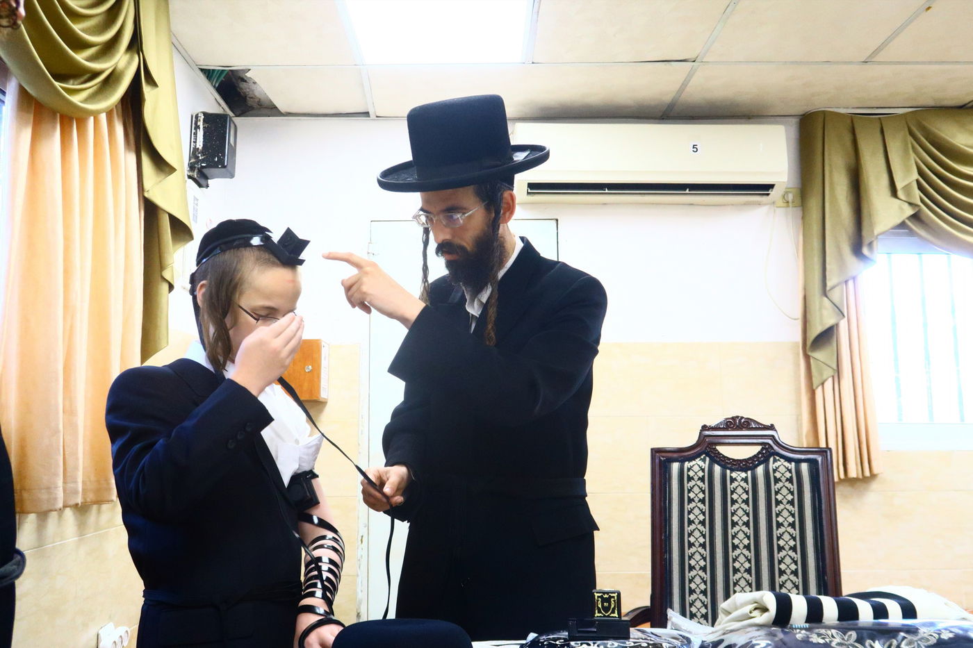 ה'ממשיך' מזוועהיל הניח תפילין לבן אחד מחסידיו