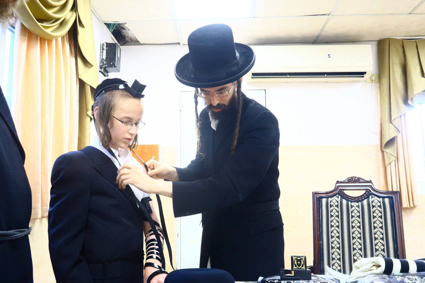 ה'ממשיך' מזוועהיל הניח תפילין לבן אחד מחסידיו