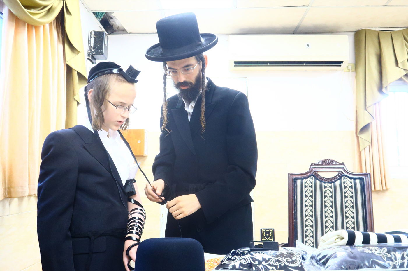 ה'ממשיך' מזוועהיל הניח תפילין לבן אחד מחסידיו