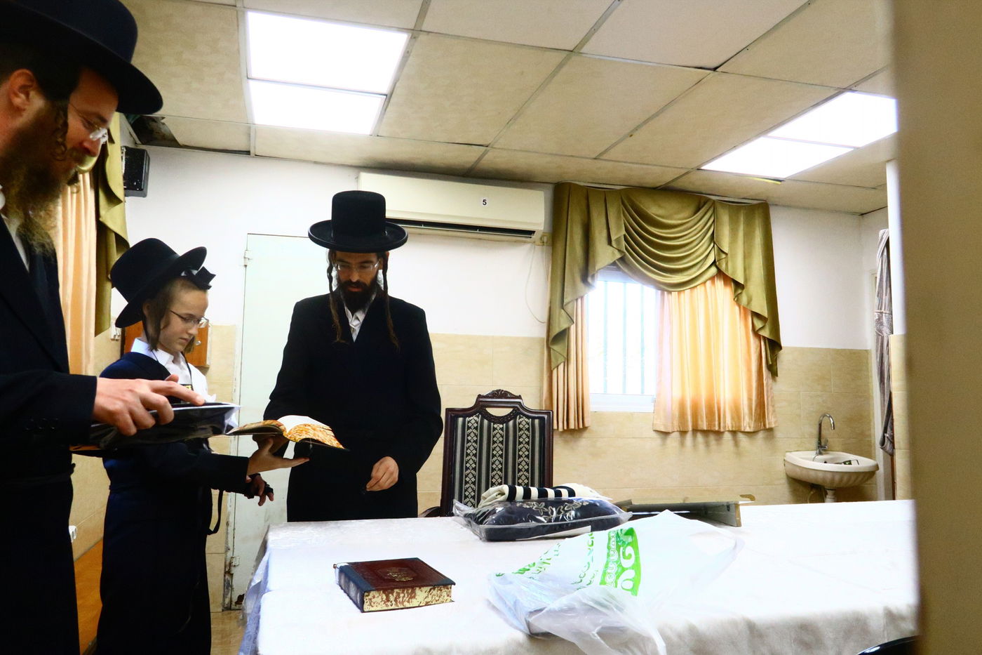 ה'ממשיך' מזוועהיל הניח תפילין לבן אחד מחסידיו